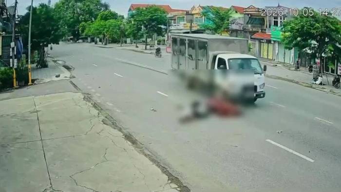Sang ngang đường người đi xe máy bị xe tải đâm gục ngã