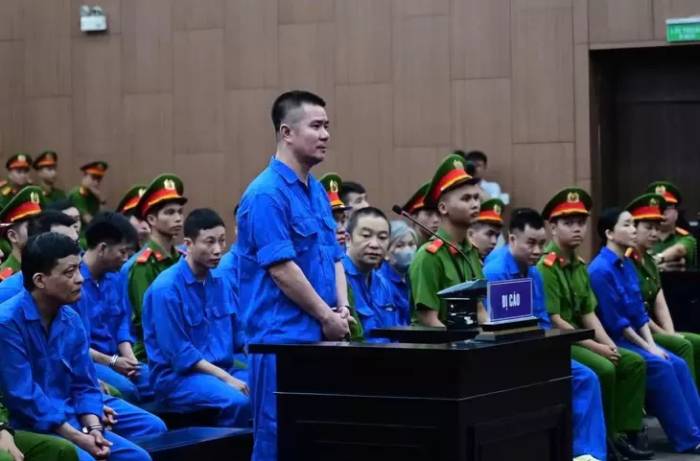 Bị cáo Đông, chồng Mai Anh (ngồi hàng đầu, bên phải). Ảnh: Danh Lam