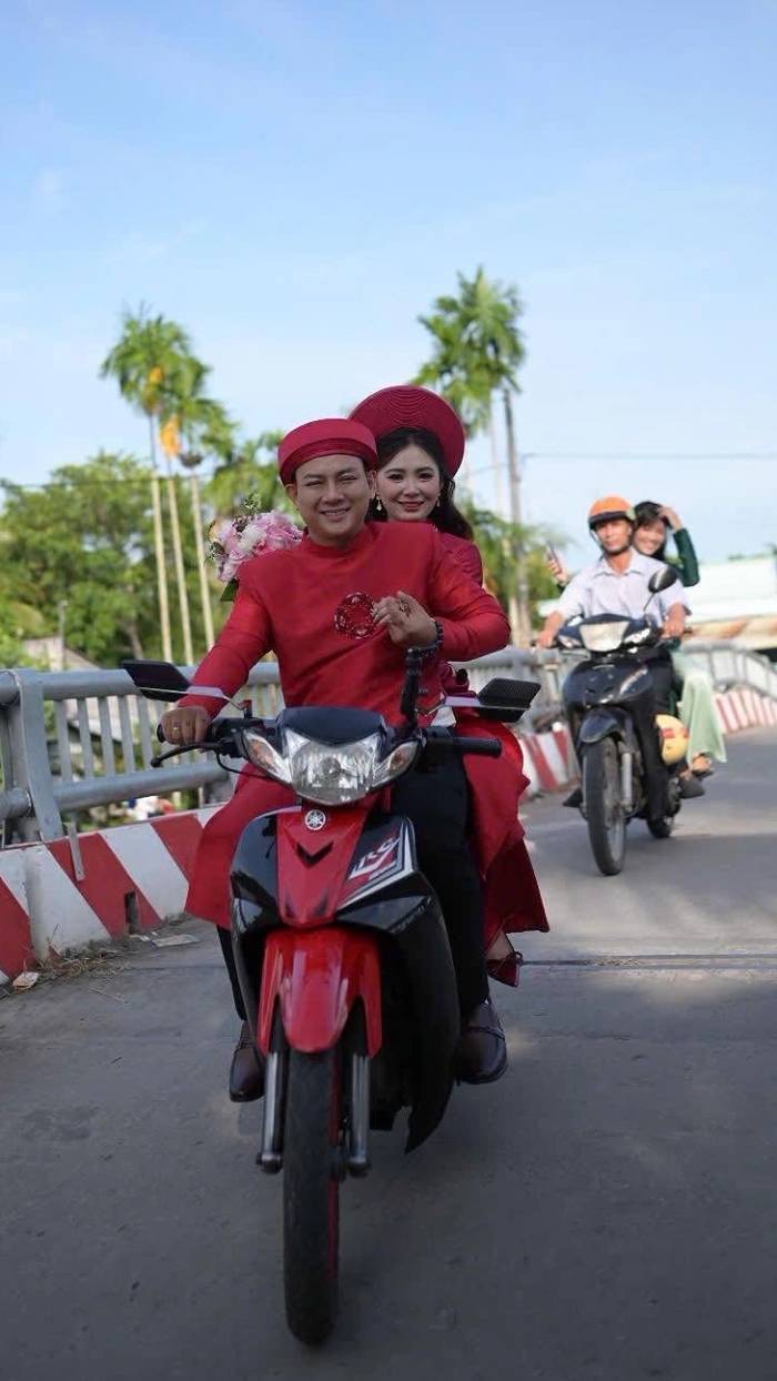 Video Hoài Lâm lái xe máy chở đón dâu về nhà