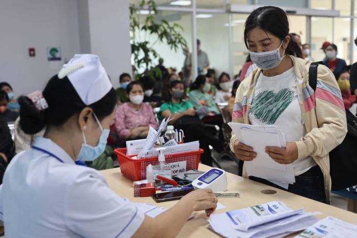 Bệnh nhân chờ khám bệnh tại Bệnh viện Ung Bướu TP HCM cơ sở 2. Ảnh: Quỳnh Trần