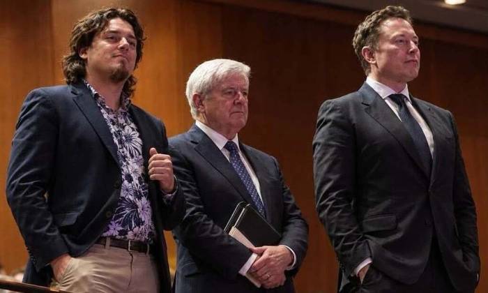Từ trái sang: Palmer Luckey, Newt Gingrich và Elon Musk trong sự kiện do Bộ trưởng Hegseth chủ trì tại Căn cứ Thủy quân lục chiến ở Quantico hôm 30/9. Ảnh cắt từ video của X/Department of War