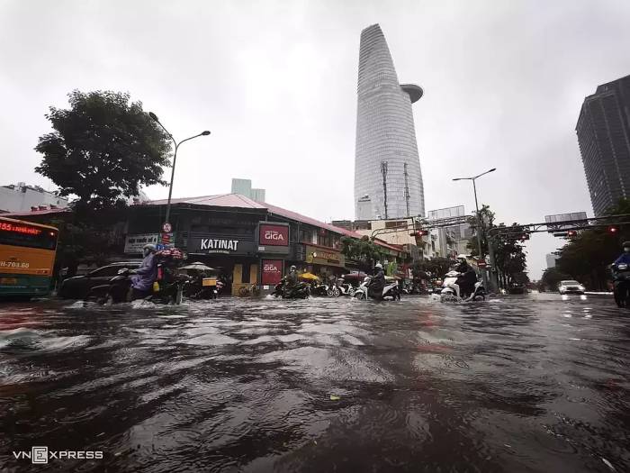 Nước ngập trên đường Hàm Nghi, trung tâm TP HCM, ngày 23/9. Ảnh: Quỳnh Trần