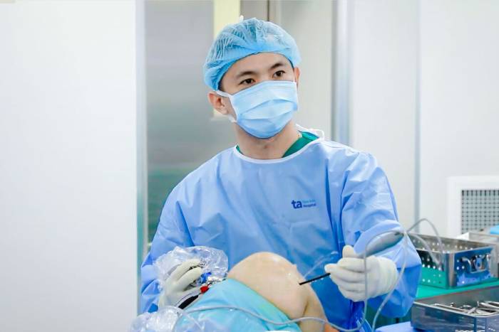 Bác sĩ Vũ tái tạo dây chằng bằng kỹ thuật nội soi cho người bệnh. Ảnh: Bệnh viện Đa khoa Tâm Anh