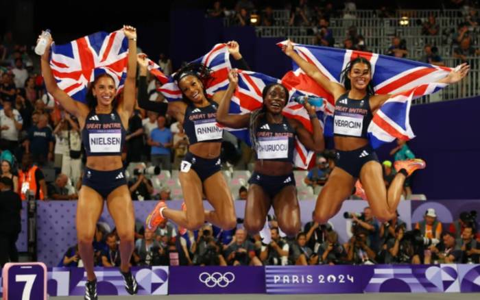 Các nữ vận động viên Anh giành HC đồng môn chạy tiếp sức 4x400m ở Olympic Paris 2024. Ảnh: Reuters
