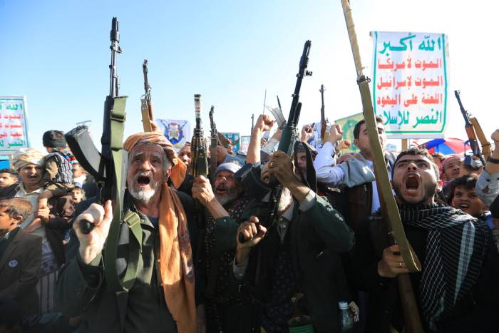Những người ủng hộ Houthi tham gia một cuộc biểu tình tại thủ đô Sanaa, Yemen, ngày 9/10 nhằm phản đối Arab Saudi can thiệp quân sự vào nước này. Ảnh: AFP