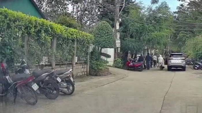 Ôtô đỗ giữa đường mở cửa xô ngã hai người đi xe máy