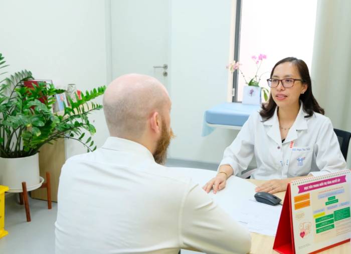Bác sĩ Thủy thăm khám cho bệnh nhân. Ảnh: Bệnh viện cung cấp