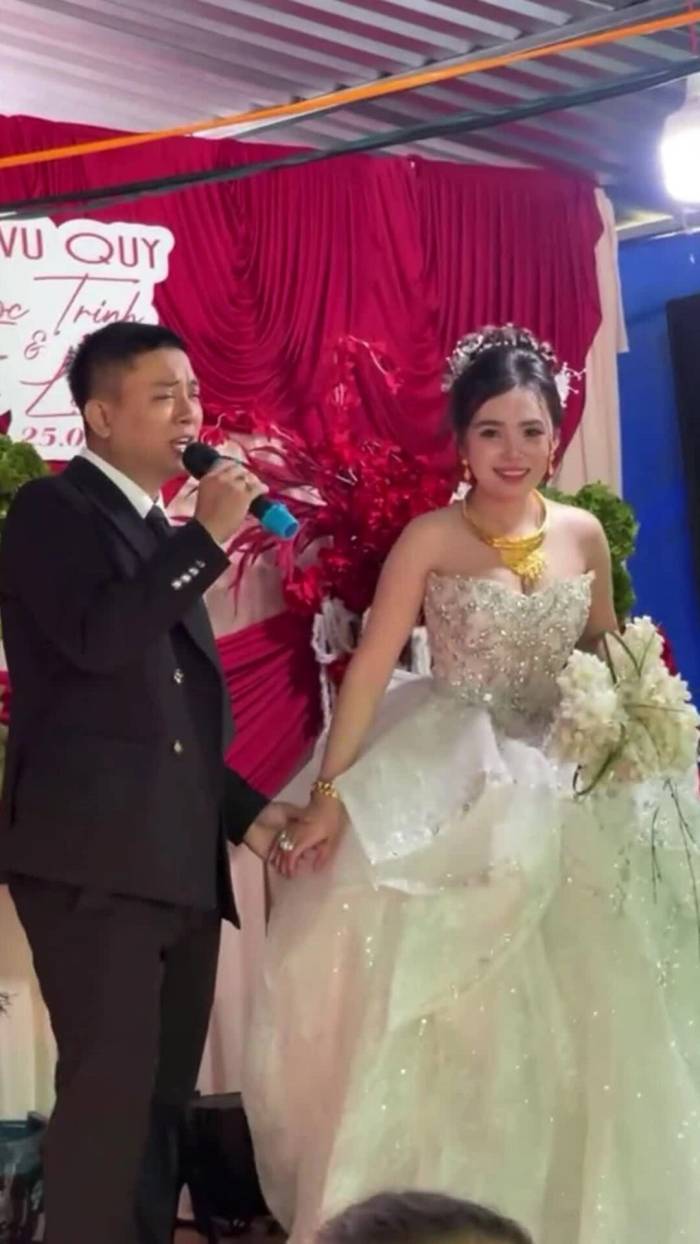 Hoài Lâm hát 'Rồi tới luôn' trong đám cưới