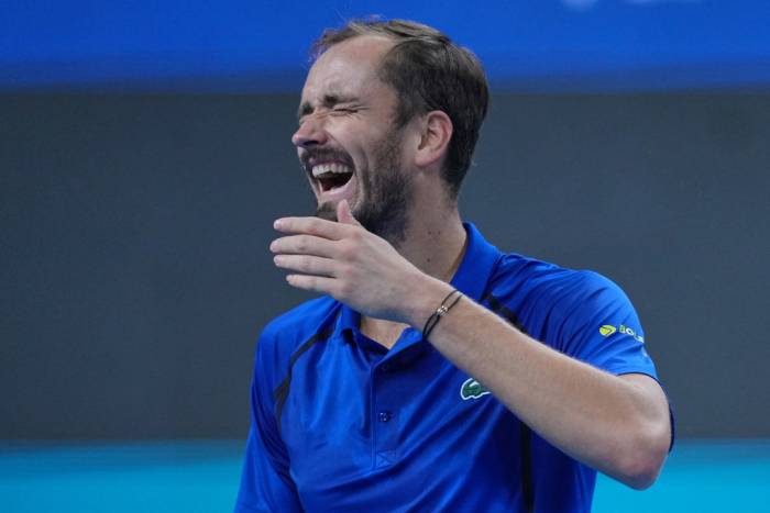 Medvedev trong trận bán kết đơn nam gặp Djokovic tại Trung Quốc Mở rộng, trên sân Capital Group Diamond thuộc Trung tâm Quần vợt Quốc gia, Bắc Kinh, Trung Quốc ngày 5/10/2026. Ảnh: AP