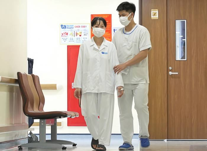 Chị Thu đi lại vững hơn sau những ngày điều trị. Ảnh: Bệnh viện Đa khoa Tâm Anh