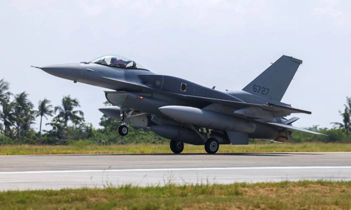 Tiêm kích F-16V do Mỹ sản xuất đáp xuống căn cứ Chihhang ở Đài Loan hôm 2/10. Ảnh: CNA