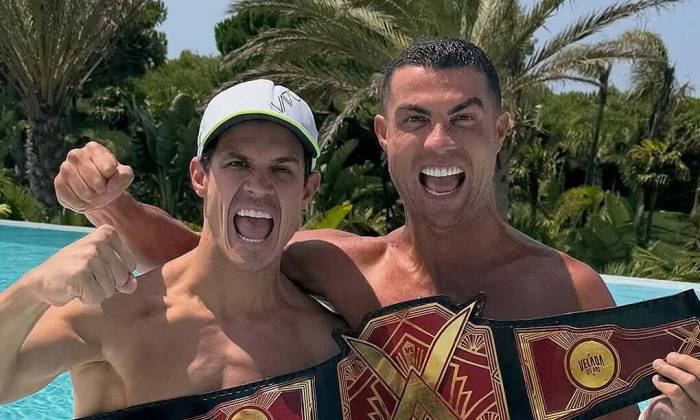Cristiano Ronaldo (phải) và nhà báo Edu Aguirre. Ảnh: IGNV