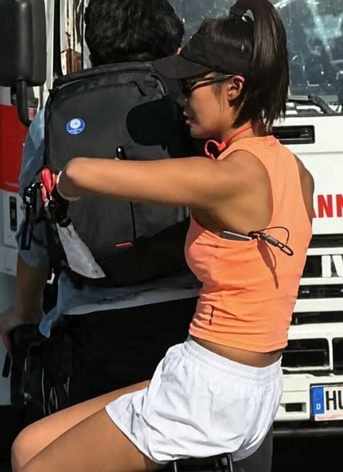 Sun ngồi trên xe đạp ở khoảng km thứ 38 của Berlin Marathon 2026 hôm 27/9. Ảnh: Telegraph