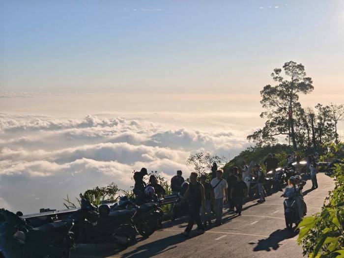 Du khách check in biển mây tại Ba Vì, sáng 2/10. Ảnh: VQG Ba Vì