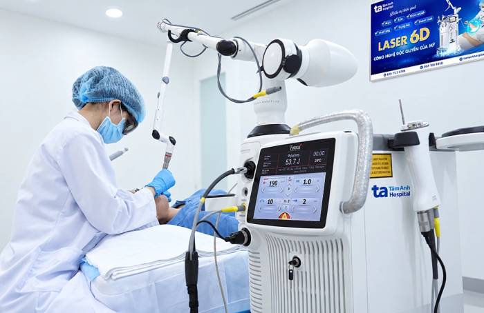 Bác sĩ sử dụng laser 6D để điều trị vết sẹo đỏ cho chị Thu. Ảnh: Bệnh viện Đa khoa Tâm Anh