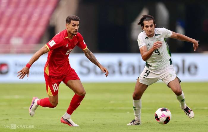 Tiền vệ Đỗ Hoàng Hên (10) của Việt Nam thi đấu trong trận thắng Pakistan 4-2 ở lượt cuối bảng B hạng Nhất FIFA ASEAN Cup 2026, trên sân Gelora Bung Karno, Jakarta, Indonesia ngày 2/10/2026. Ảnh: Đức Đồng