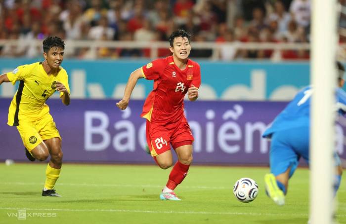 Malaysia (áo vàng) thua Việt Nam 0-2 ở lượt về bán kết ASEAN Cup 2026 trên sân Mỹ Đình, Hà Nội ngày 19/8/2026. Ảnh: Đức Đồng