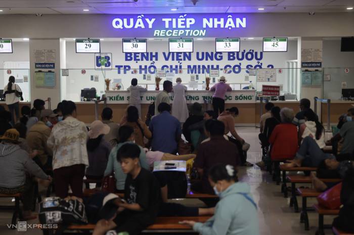 Bệnh nhân chờ khám bệnh tại Bệnh viện Ung Bướu TP HCM cơ sở 2. Ảnh: Quỳnh Trần