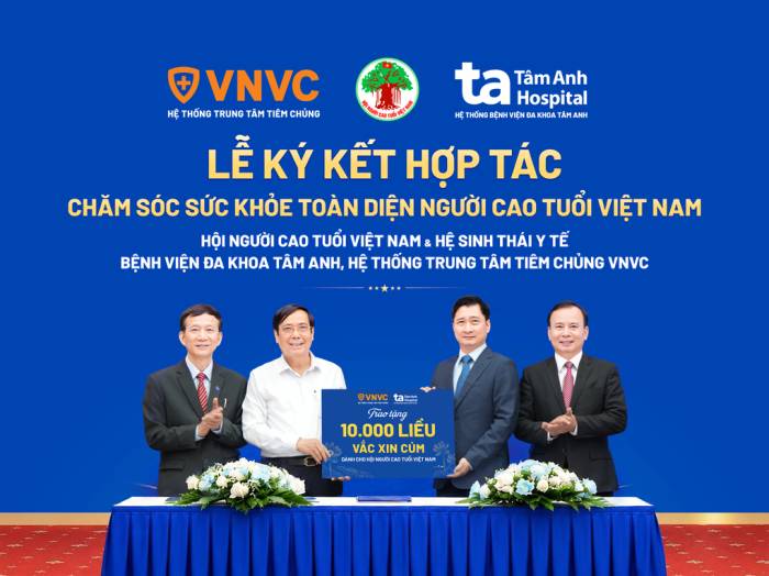 Hệ sinh thái Y tế Tâm Anh - VNVC tặng 10.000 liều vaccine cúm cho Hội Người cao tuổi Việt Nam. Ảnh: Mộc Thảo