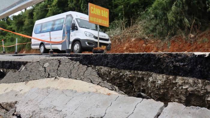 Hiện trường đèo Đại Ninh bị nứt toác, sụp lún. Ảnh: Chi Yêng