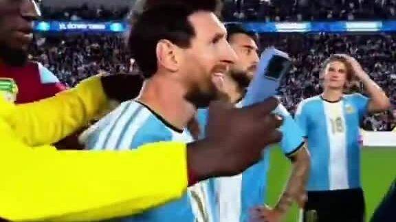 Messi gây tranh cãi vì từ chối chụp ảnh với cầu thủ Benin