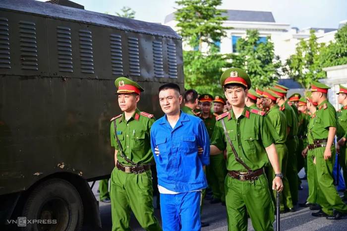 Một bị cáo được dẫn giải tới tòa.  Ảnh: Phạm Dự