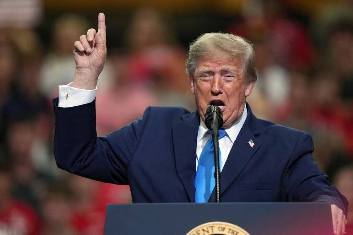 Tổng thống Mỹ Donald Trump phát biểu tại một cuộc mít tinh vận động tranh cử giữa kỳ tại Vandalia, Ohio, ngày 3/10. Ảnh: AP