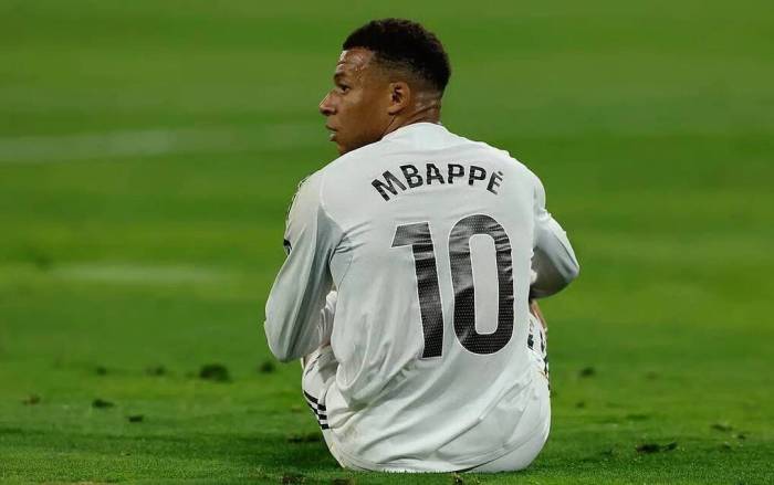 Mbappe bị đau trong trận Real Betis - Real Madrid ở vòng 33 La Liga trên sân La Cartuja, Andalusia, Tây Ban Nha ngày 24/4/2026. Ảnh: EPA