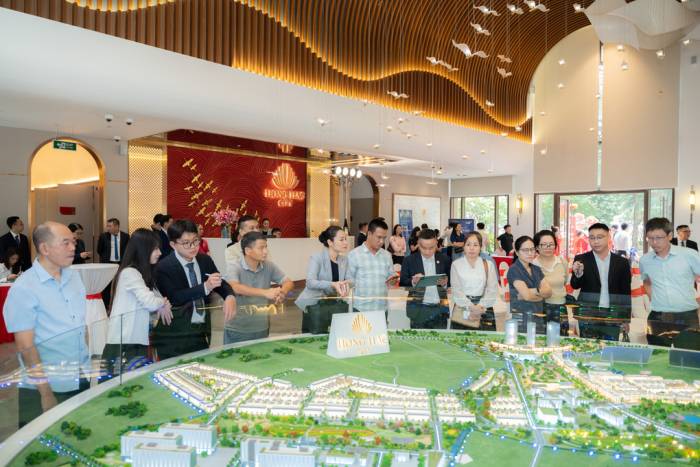 Nhà đầu tư tìm hiểu dự án Hồng Hạc City. Ảnh: Phú Mỹ Hưng