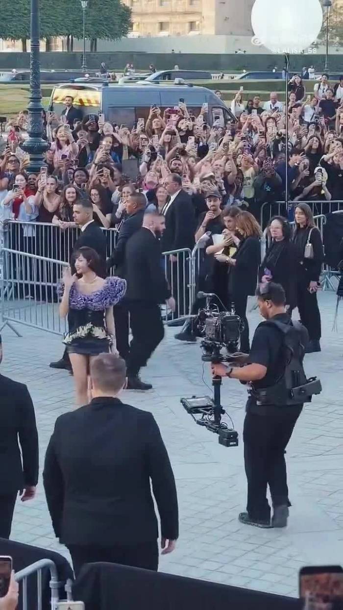 Lisa 'gây mê mẩn' ở tuần thời trang Paris