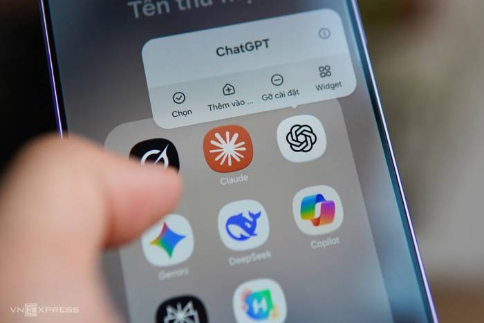 Logo các ứng dụng AI Grok, Claude, ChatGPT, Gemini, DeepSeek, Copilot, Perplexity, AI Hay trên điện thoại, tháng 3/2025. Ảnh: Lưu Quý
