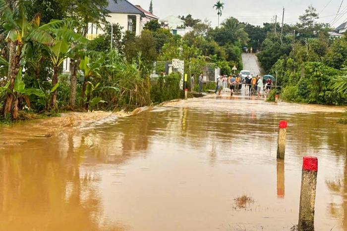 Đường dân sinh ở xã Bảo Lâm 2 bị ngập sâu, nước chảy mạnh. Ảnh: Hoài Thanh