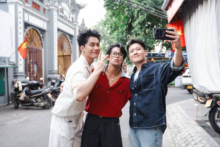 14 Casper, MC Trần Ngọc - ca sĩ, host show Anh trai vượt ngàn chông gai 2026 chụp selfie cùng (S)Trong Trọng Hiếu - anh tài mùa giải 2024. Ảnh: BTC