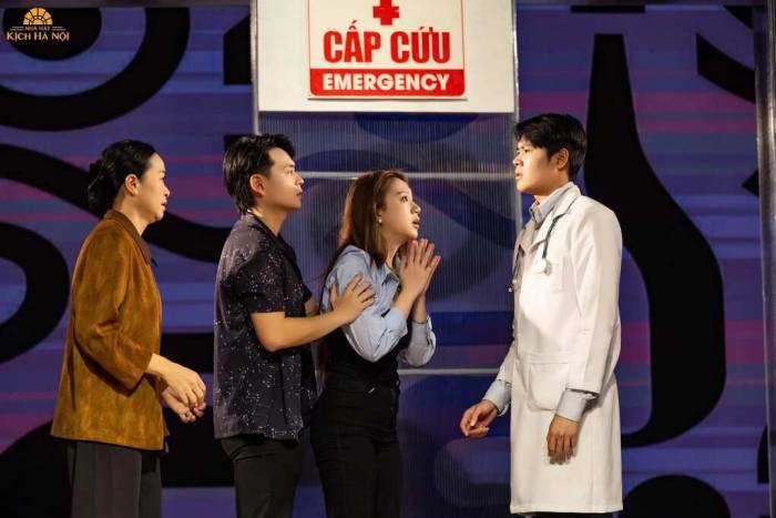 Hình ảnh trong vở Ai là cha tôi. Ảnh: Nhà hát Kịch Hà Nội