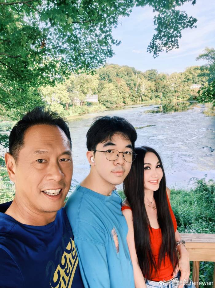 Vợ chồng Ôn Bích Hà thống nhất không sinh con, nhận một cậu bé mồ côi làm con nuôi. Ảnh: Weibo