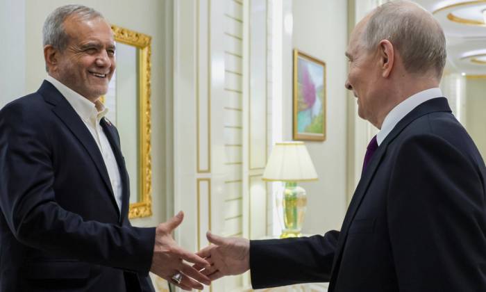 Tổng thống Pezeshkian (trái) gặp Tổng thống Putin tại Turkmenistan hôm 8/10. Ảnh: AP