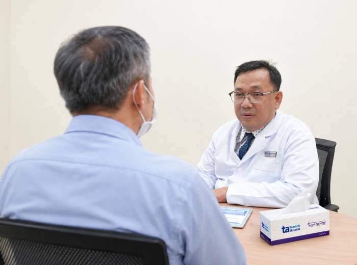 Ông Tân tái khám với bác sĩ Thông. Ảnh: Bệnh viện Đa khoa Tâm Anh