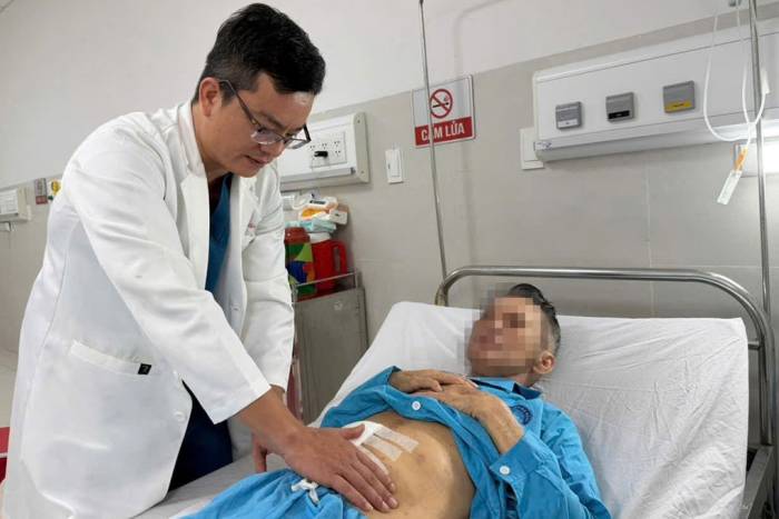 Bác sĩ thăm khám cho bệnh nhân sau ca phẫu thuật. Ảnh: Thu Phương