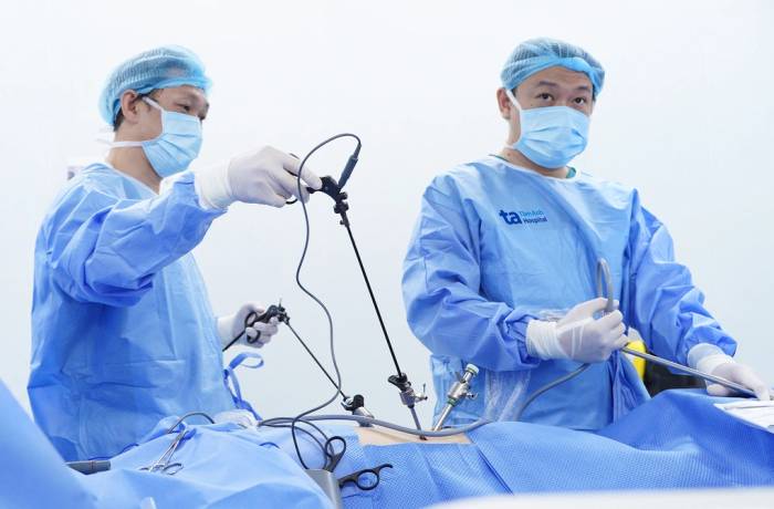 Bác sĩ Cương (trái) và êkíp nội soi bóc vỏ nang thận cho bà Liên. Ảnh: Bệnh viện Đa khoa Tâm Anh