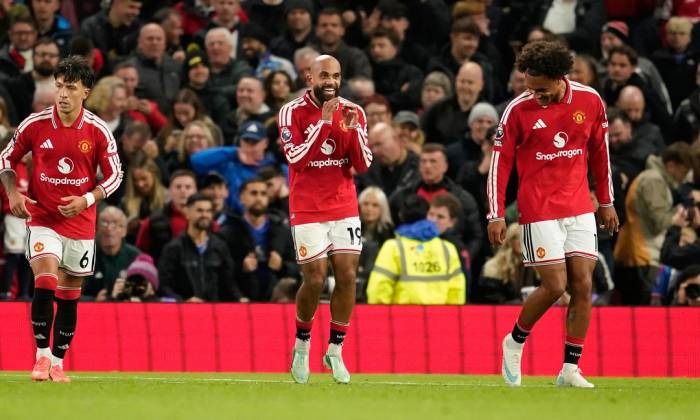 Bryan Mbeumo ăn mừng sau khi ghi bàn mở tỷ số cho Man Utd trong trận gặp Tottenham ở Ngoại hạng Anh tại Old Trafford, Manchester, Anh, ngày 10/10/2026. Ảnh: AP