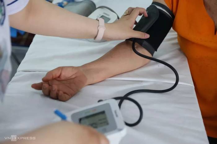 Đo huyết áp cho người bệnh. Ảnh: Quỳnh Trần