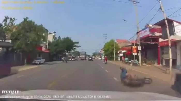 Tài xế mở cửa ôtô bất cẩn hất văng người lái xe máy 