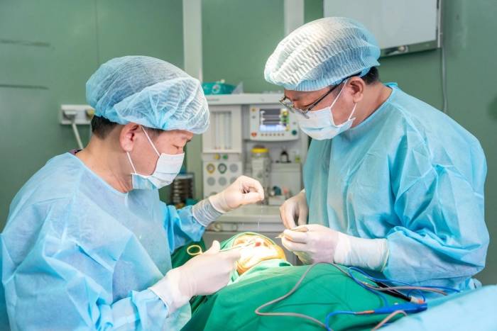 Bác sĩ Tú Dung phẫu thuật cho bệnh nhân lớn tuổi. Ảnh: Bệnh viện cung cấp