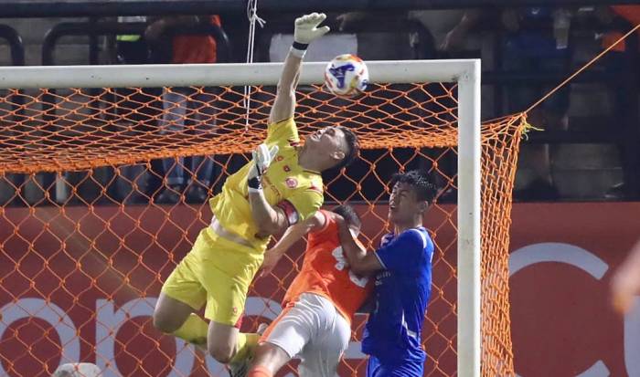 Thủ môn Patrik Lê Giang phá bóng trong trận Ratchaburi - CA TPHCM 1-1, ở lượt mở màn bảng A Cup CLB Đông Nam Á 2026-2027, Bangkok, Thái Lan, tối 7/10. Ảnh: Anh Duy