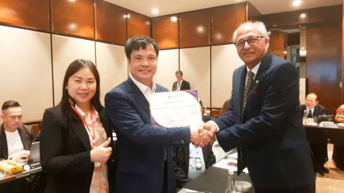 Ông Nguyễn Văn Khoa (ở giữa), nhận quyết định tại Đại hội. Ảnh: Vinasa