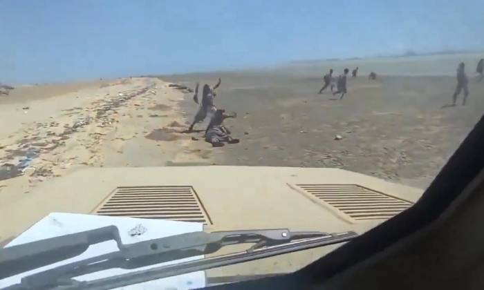 Hai thành viên Houthi giơ tay ngỏ ý đầu hàng khi xe của quân chính phủ Yemen lao tới. Ảnh chụp từ video