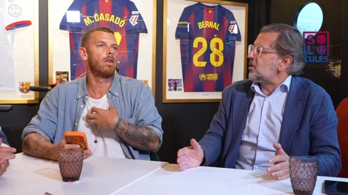 Toni Freixa (phải) tranh luận cùng Jota Jordi trên chương trình Sólo para Culés thuộc kênh El Chiringuito phát sóng ngày 9/10/2026. Ảnh: Sólo para Culés