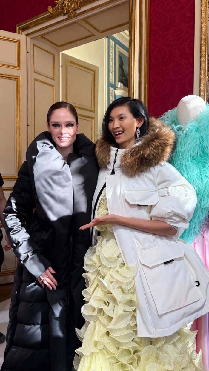 Huỳnh Tú Anh bên siêu mẫu Coco Rocha tại hậu trường show thời trang ở Paris. Ảnh: Nhân vật cung cấp