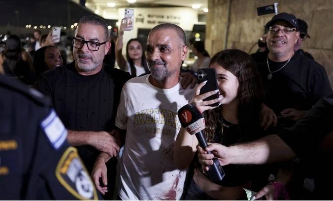 Hành khách Yaniv Hayun trở về sân bay quốc tế Ben Gurion ở Israel sau sự cố trên chuyến bay của flydubai. Ảnh:Reuters