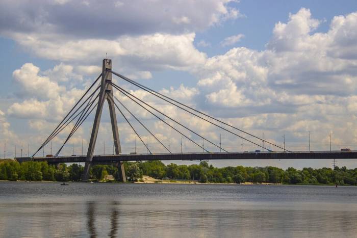 Xe cộ lưu thông qua cầu Bắc ở Kiev hồi năm 2018. Ảnh: Wikipedia